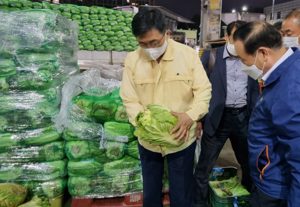 서울시 가락동 농수산물종합도매시장 현장 점검 * 배추 품위 점검 중인 한국농수산식품유통공사 김춘진 사장(좌측 1번째), 대아청과(주) 박재욱 사장(우측1번째)
