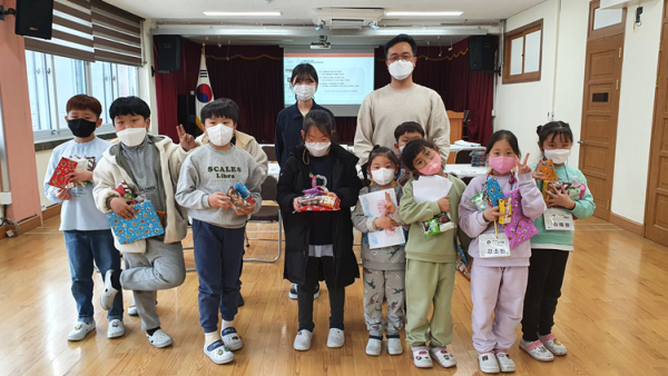 국가철도공단 강원본부 직원들이 13일 철로변에 인접한 철암초등학교에서 일일 특별수업을 진행하고 있다.