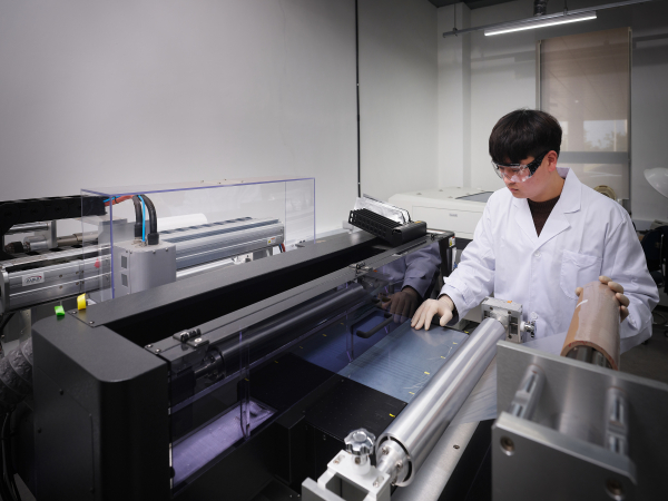 롤투롤과 결합된 3D 프린터로 대면적 패턴형 이온교환막을 제막 중인 모습