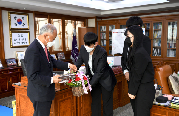 백석대 학생자치단체장들이 이른 아침 카네이션을 들고 장택현 대학혁신위원장에게 스승의날 감사 인사를 하고 있다.