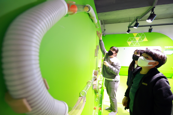 세종시 학생들이 찾아오는 수학체험교실에 참여하고 있다.