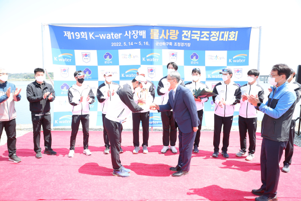 박재현 한국수자원공사 사장이 16일 전북 군산시 금강 하굿둑 조정경기장에서 진행된 ‘제19회 한국수자원공사(K-water) 사장배 물사랑 전국조정대회’ 남자일반부 종합우승을 차지한 K-water팀 주장 이종하 선수에게 시상하고 있다.