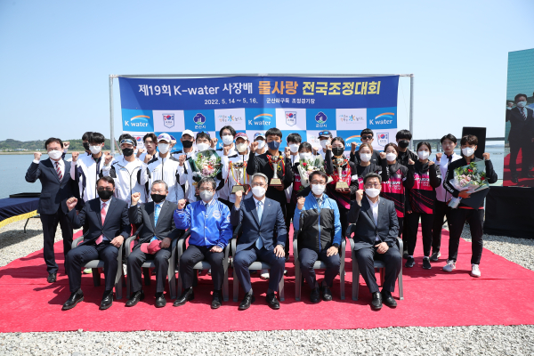 왼쪽부터 김봉곤 군산시 문화관광국장, 진용남 대한조정협회장, 채정룡 전라북도조정협회장, 군산대학교 이장호 총장, 박재현 한국수자원공사 사장, 류형주 한국수자원공사 경영부문 이사, 윤재찬 한국수자원공사 금강유역본부장