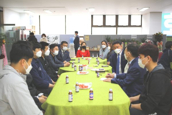 대전시탁구협회 회원들과 설동호 대전시교육감 후보가 격의없는 대화를 하고 있다.