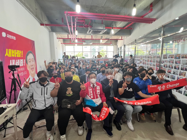 소상공인 100여 명이 최민호 세종시장 후보 지지를 선언하고 있다.