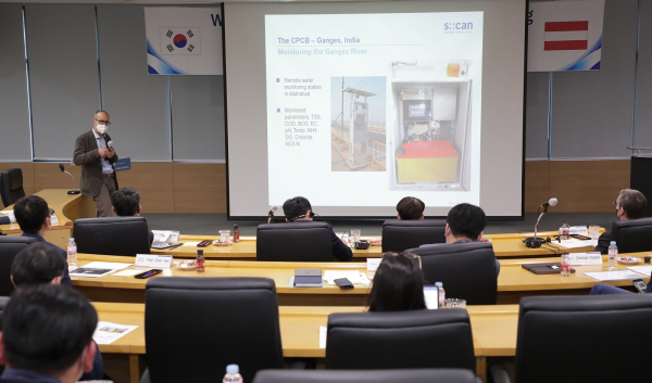 17일 농어촌공사 본사에서 열린 수질관리디지털전환을위한 전문가초청워크샵에서 알렉산드로 모라 이사가 다분광센서 활용에 대해 발표하고 있다