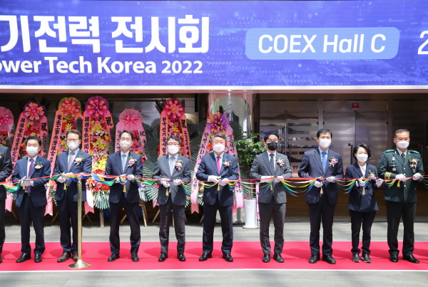지난 18일 국제 전기전력 전시회 개막식에 참석해 테이프커팅 중인 김성균 서부발전 부사장(왼쪽 세 번째)