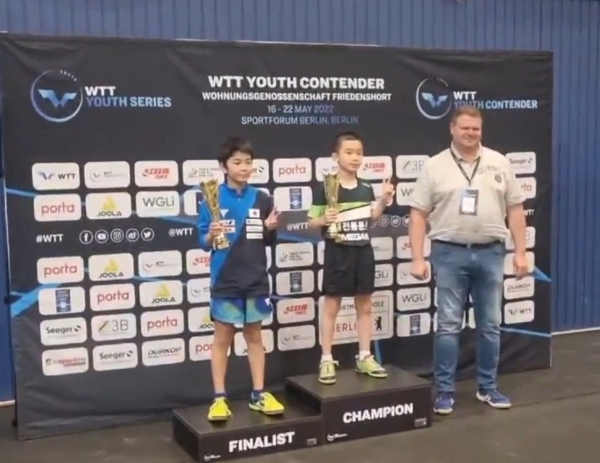 왼쪽부터 카와카미, 이승수, 대회관계자