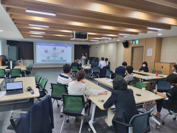 지난 18일, 청사 대회의실에서 디지털 전환교육의 방향과 교육청의 역할을 주제로 정책세미나가 열리고 있다.