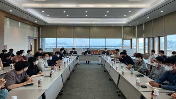 김공수 영남본부장(가운데)이 19일 영남본부 회의실에서 ‘현장 안전관리자 상생 협력 간담회’를 주재하고 있다.