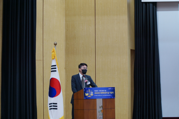 한국지능정보사회진흥원 박원재 부원장이 초청강연을 진행하고 있다