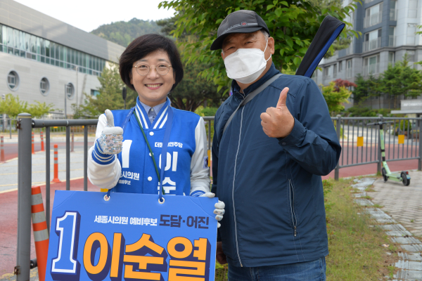 이순열 후보 거리 유세중 선배님과 함께