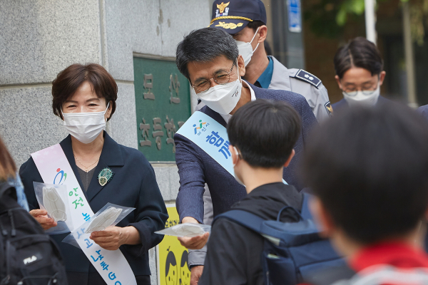 등굣길 안전 캠페인 진행 장면