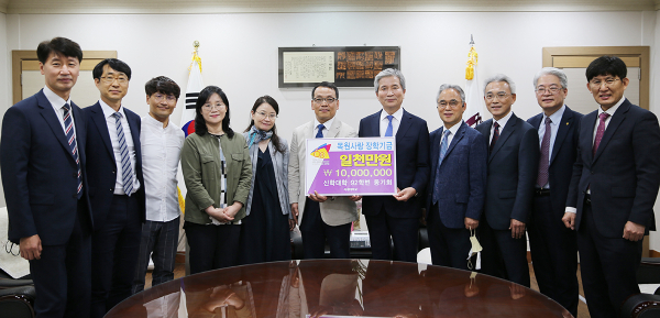 목원대 대학본부 4층 총장실에서 신학대학 92학번 동문 목사 등이 대학에 장학금 1000만원을 전달하며 기념촬영