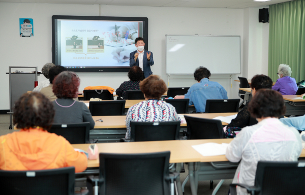 지난 23일 군 평생학습센터에서 진행된 문해교육 모습.