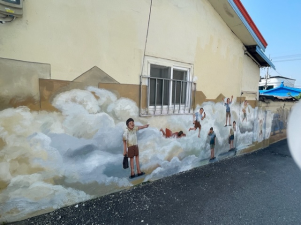 아산 도고면 신언리 일원에 조성된 마을벽화장면