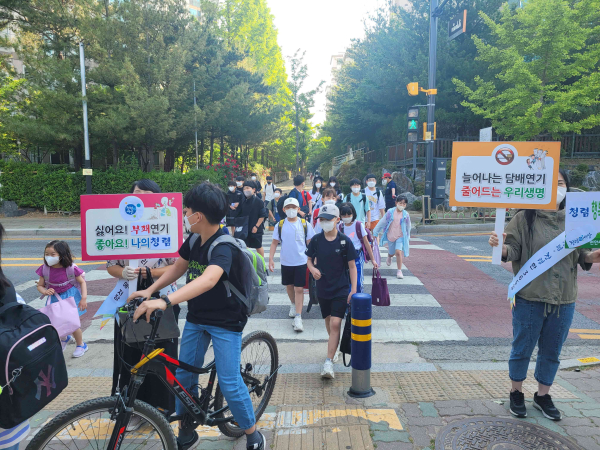 천안새샘초등학교, 학부모 청렴지킴이 청렴·금연 캠페인 전개 모습