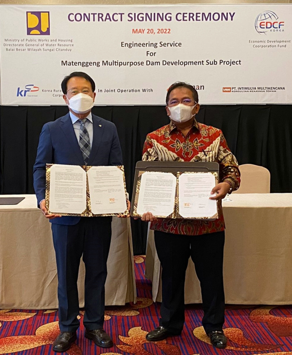 인도네시아 자카르타 현지에서 마뗑겡 다목적선설사업 설계 등 컨설팅사업 수주계약을 체결했다(사진왼쪽부터 김병수 부사장,밤방 유역청장 순)