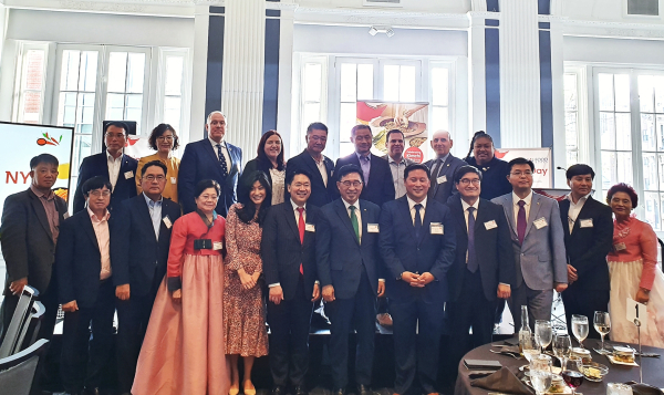 뉴욕주의회 김치의 날 제정 기념행사 * 한국농수산식품유통공사 김춘진 사장(1열 우측 6번째), 론 킴 뉴욕주 하원의원(1열 우측 5번째),찰스 윤 뉴욕한인회장(1열 우측 7번째), 뉴욕총영사관 정병화 총영사(1열 우측 4번째)