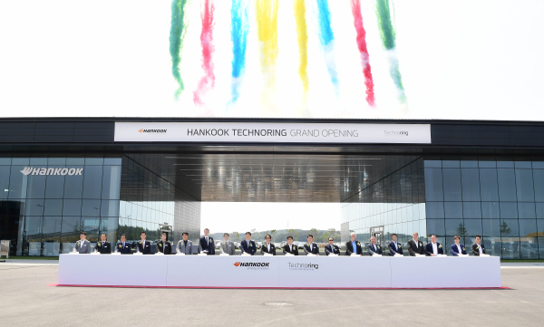 (왼쪽 8번째부터) KAIST 이동만 공과대학장, 태안군청 조상호 과장, 한국앤컴퍼니그룹 조현범 회장, 문화체육부 김상욱 국장, 한국타이어앤테크놀로지 이수일 대표이사가 한국테크노링 준공식에 참석해 기념촬영 진행