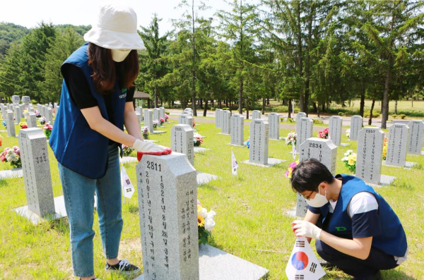 대전현충원에서 묘역 가꾸기 봉사활동