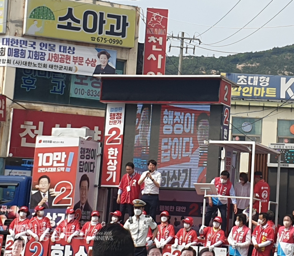 국민의힘 이준석 당 대표가 충남 태안에서 연설을 하고 있다./김정식 기자