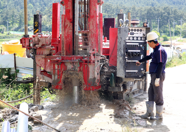 관정 시추 작업 모습(근흥면).