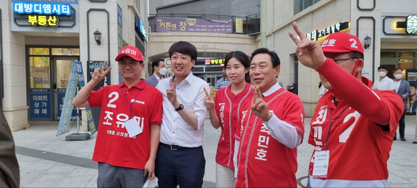 국민의힘 이준석 대표는 25일 세종시 나성동과 보람동 일대에서 최민호 세종시장 후보 지지유세를 펼쳤다.