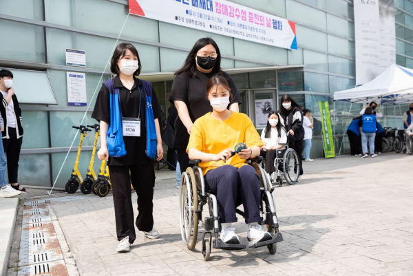 장애감수성증진의날행사에서 지체장애체험을 하고 있다