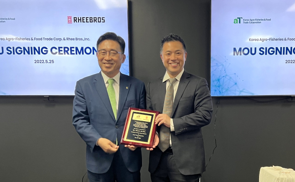 한국농수산식품유통공사-리브라더스 업무협약식  * 한국농수산식품유통공사 김춘진 사장(좌측), 리브라더스 이라빈 대표(우측)
