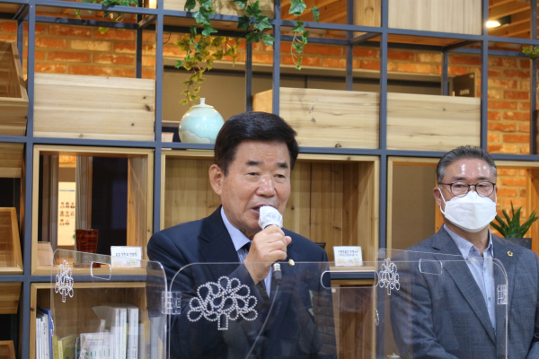 김진표 의원이 26일 충남도청을 찾아 양승조 후보 지원사격에 나섰다./이성엽 기자