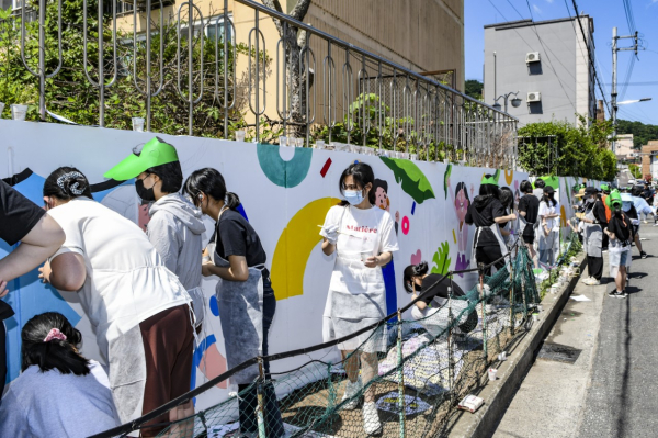부사동 일원에서 펼쳐지고 있는 벽화그리기 문화행사 모습