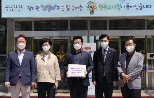 국민의힘 이장우 대전시장 후보 선대위에서 활동하고 있는 백춘희 선대위원장 등은 26일 민주당 허태정 대전시장 후보와 박영순 대전시당위원장 등을 공직선거법 위반 혐의로 고발했다.