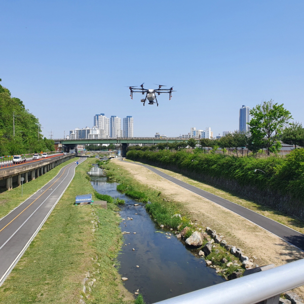 드론을 활용한 방역소독 장면