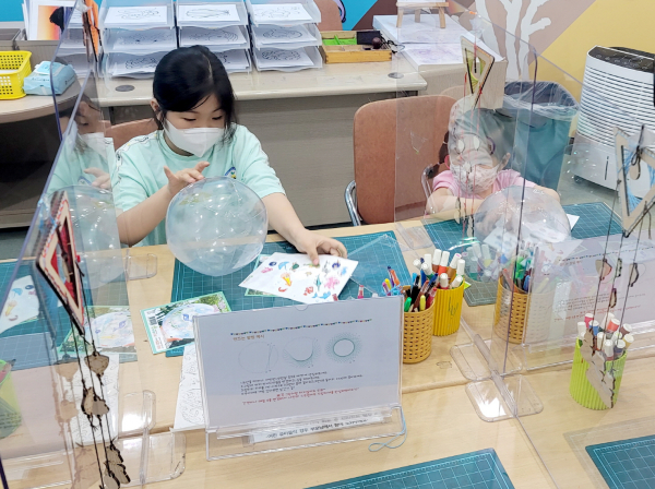 ‘바다친구들 비치볼 만들기’ 체험 프로그램 모습.