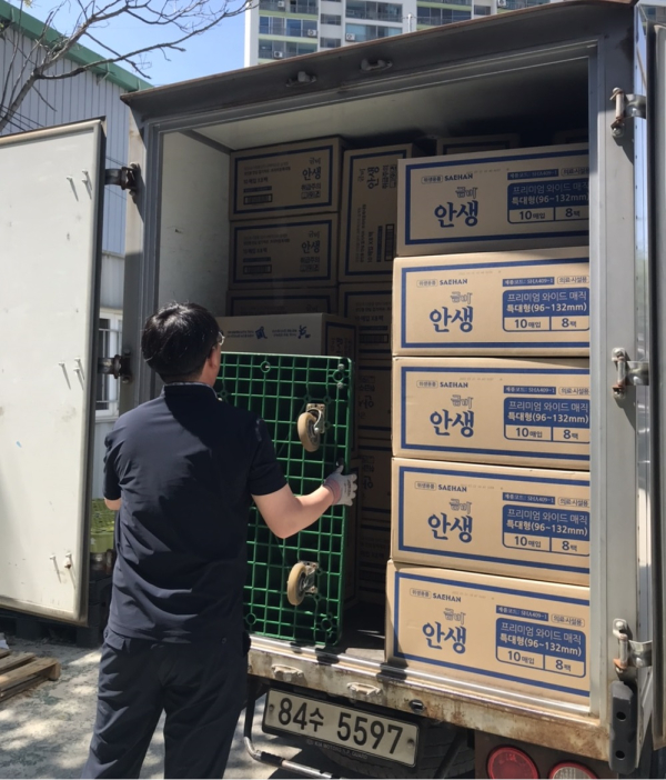 치매환자 조호물품 간편 문 앞 배송 서비스를 시작해 택배기사가 물품을 나르고 있다.