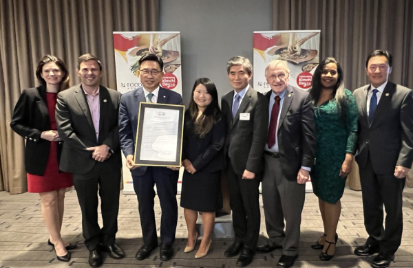 버지니아주 김치의 날 제정 기념행사 * 한국농수산식품유통공사 김춘진 사장(좌측 3번째), 아린 신 버지니아주 하원의원(좌측 4번째),마크 킴 버지니아주 하원의원(우측 1번째), 권세중 워싱턴D.C 총영사(우측 4번째)