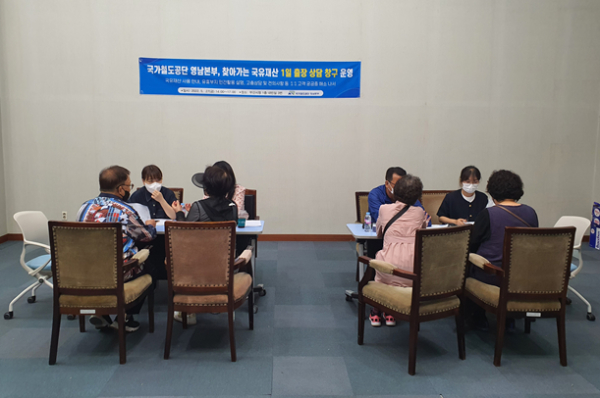 영남본부는 27일 부산시청에서 ‘찾아가는 국유재산 상담 창구’를 운영했다.