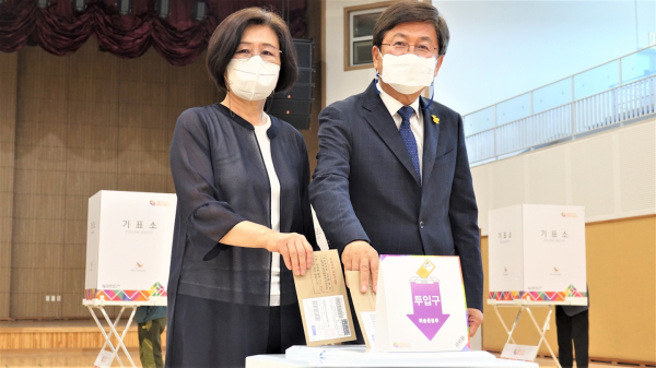 최교진 세종시교육감 후보 부부가 27일 사전투표를 하고 있다.