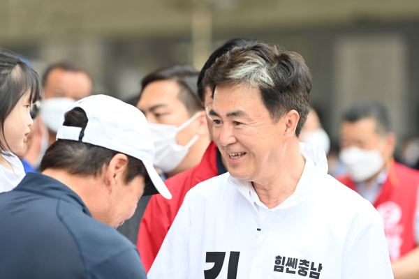 유권자들과 인사를 나누는 김태흠 후보