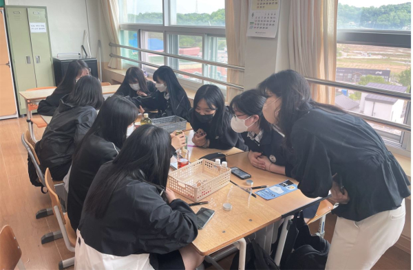 뷰티케어학과 윤미연 교수가 당진 송악고 학생들과 진로체험을 하고 있다
