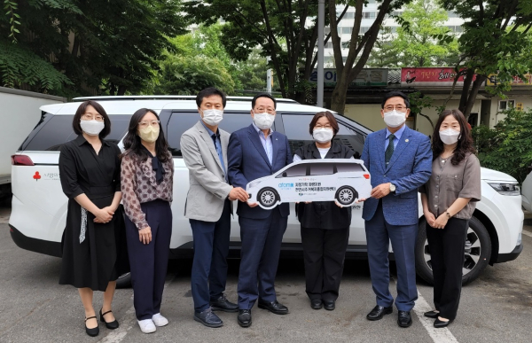 30일 애터미(주)가 기탁한 9인승 카니발 차량 전달식을 진행하고 있다.