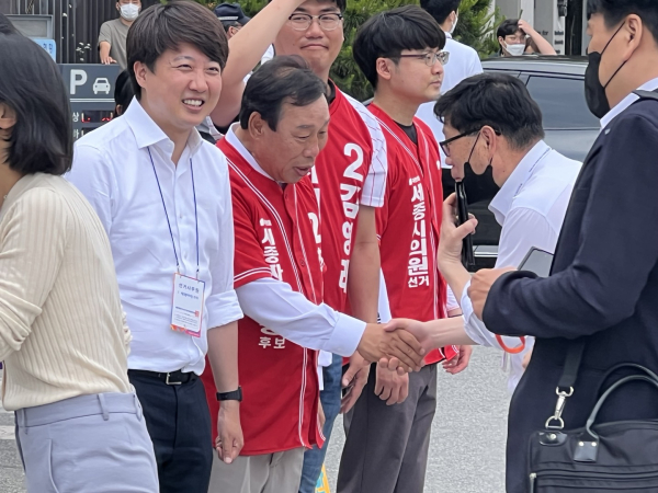 이준석 국민의힘 대표와 최민호 세종시장 후보가 30일 정부세종청사 앞 거리에서 청사 공무원을 대상으로 거리인사를 펼치고 있다. 이 자리에는 국민의 힘 세종시 의원 후보들도 참석해 득표전을 펼쳤다.