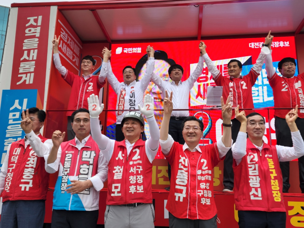 국민의힘 중앙당이 30일 대전 서구 둔산동 갤러리아 타임월드 앞에서 집중유세에 나선 모습.