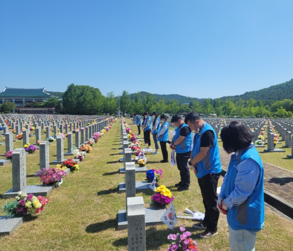 지난 26일 제 67회 현충일 계기 국립대전현충원을 찾아 봉사활동을 진행했다고 밝혔다.