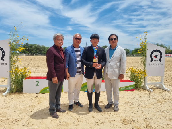 승마대회사진 (좌부터 대한승마협회장 박남신, 충북승마협회장 김한구, 솔밭중학교 조완철 선수, 대한승마협회 부회장 이광준)