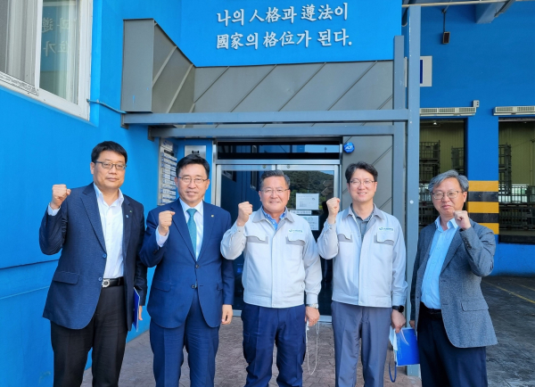 ㈜해천글로벌 방문 현장 사진  * 한국농수산식품유통공사 김춘진 사장(좌측 2번째), ㈜해천글로벌 박호균 대표(좌측 3번째)