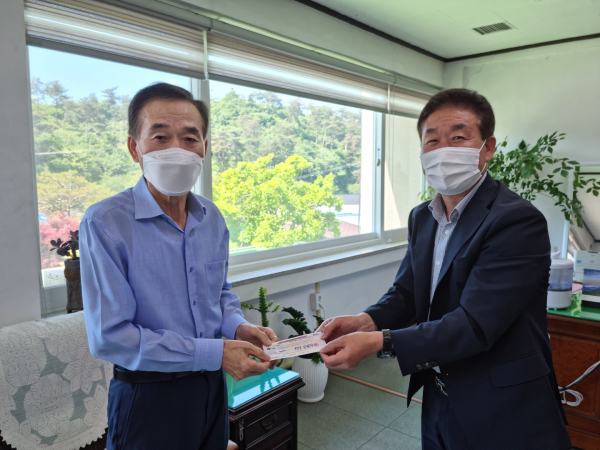 남기호 회장(좌측)이 대호지행정복지센터를 방문한 사진