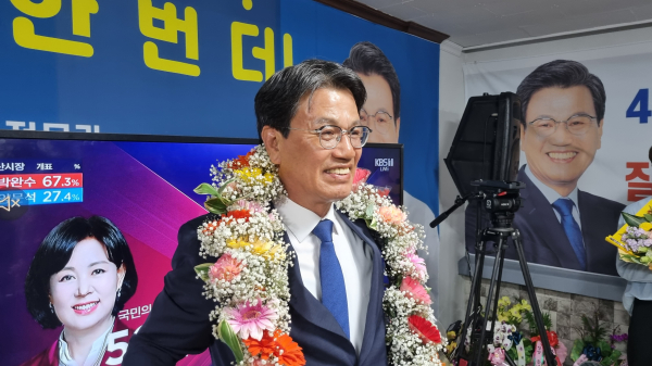 김돈곤 더불어민주당 청양군수 후보가 감사의 인사를 하고 있다