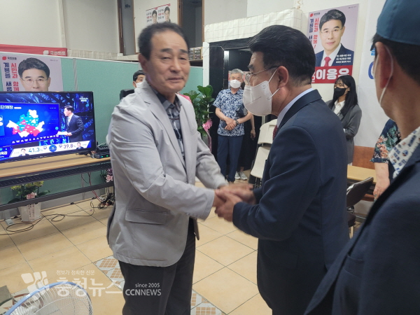 최호상 당협위원장이 이응우 후보에게 축하 인사를 건네고 있다